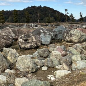 景石「大地の流紋」