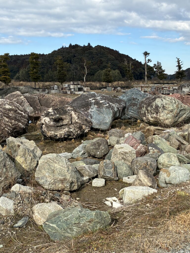 景石「大地の流紋」
